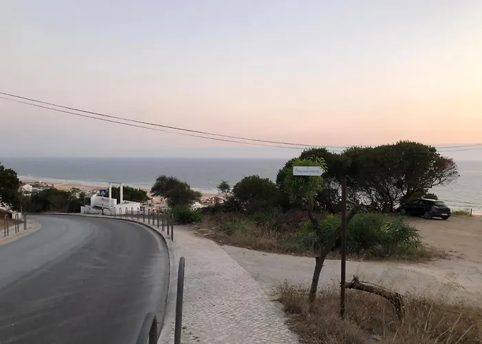 Fonte Da Telha Cliff House *