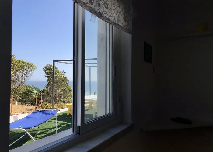 Fonte Da Telha Cliff House *